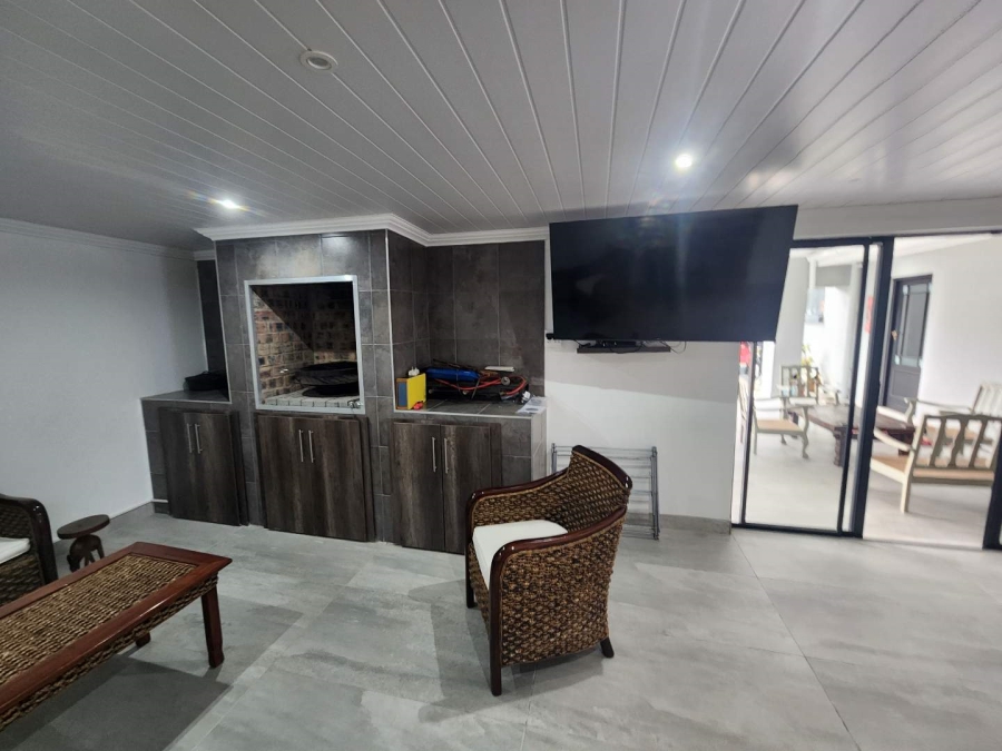 5 Bedroom Property for Sale in Fraaiuitsig Western Cape